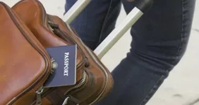 Россиянка взяла в рот паспорт в турецком аэропорту.webp